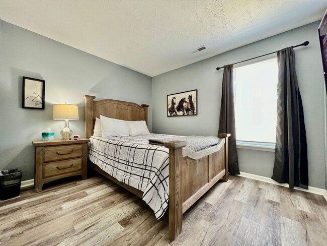 Building Photo - 3 bedroom home w/ privately fenced yard + hot tub.