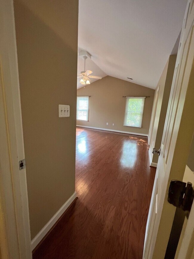 Building Photo - STAFFORD HOME - LARGE 5 BEDROOMS!