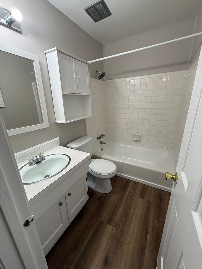 Building Photo - Beautifully updated 3-bedroom townhome in the heart of South Charlotte.