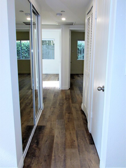 Building Photo - 557 W Stocker St