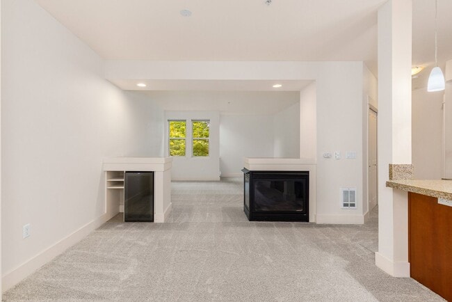 Building Photo - Updated 2 Bedroom 2 Bath Redmond - 1 Car D...