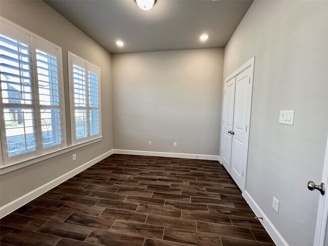 Building Photo - 547 Kingston Ln