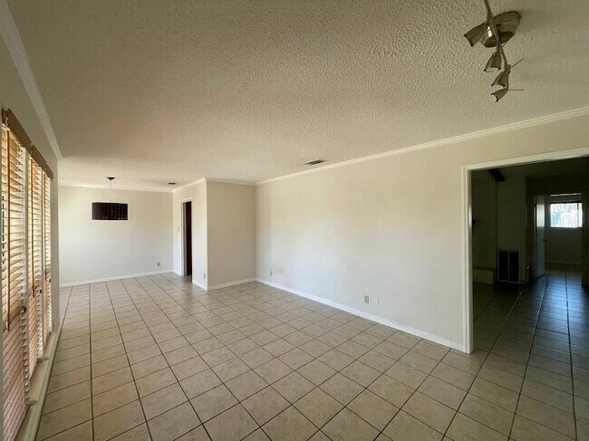 Building Photo - 2206 Kenbridge Dr