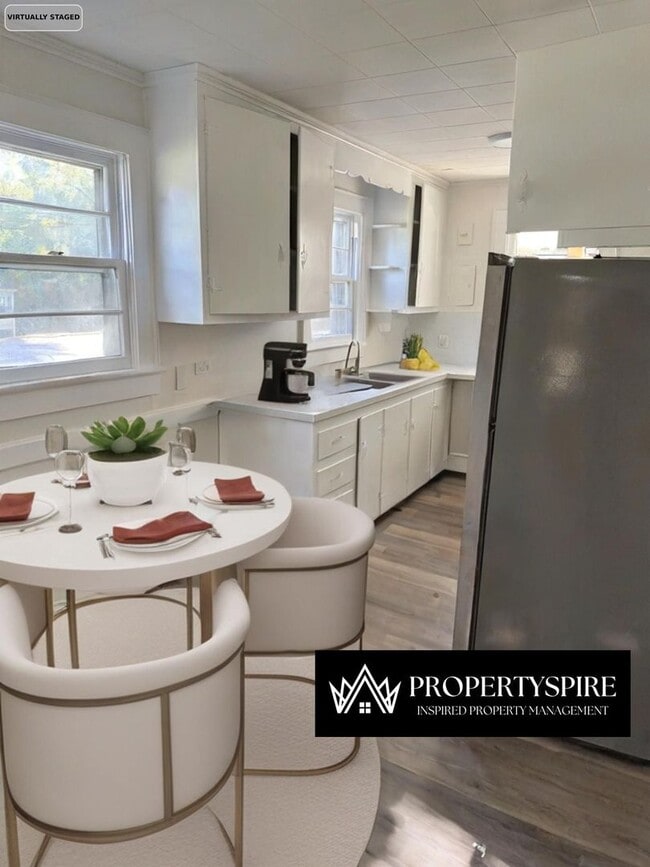 Building Photo - Charming 3 Bed 2 Bath Room Home In Salisbu...