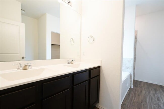 Building Photo - 933 Wildrye Ct