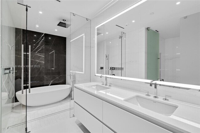 Building Photo - 300 Biscayne Blvd Way