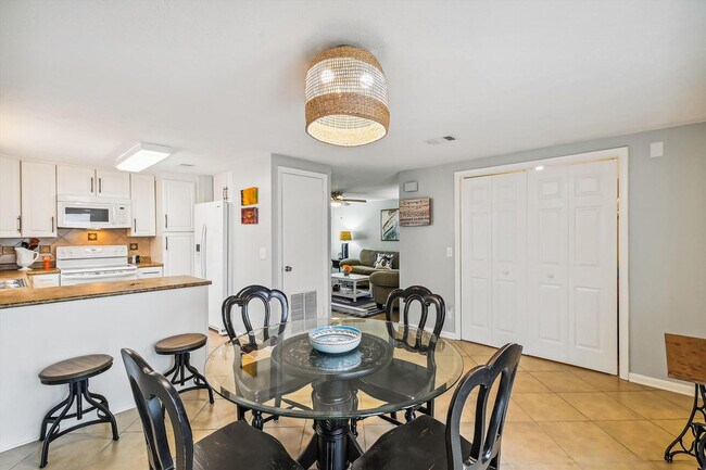 Building Photo - 5710 Sunset Ave