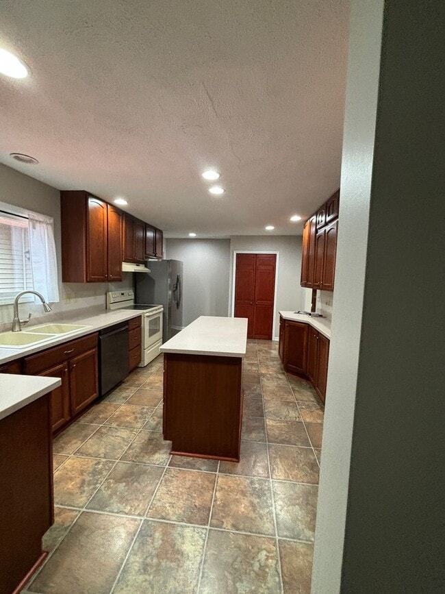 Building Photo - Spacious Home in Gaylord