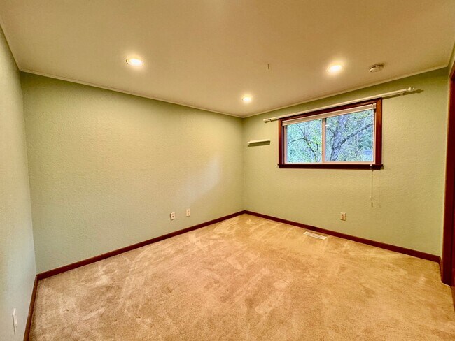 Building Photo - Renovated Woodinville home sitting in park like setting.