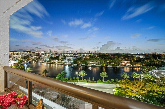 Building Photo - 2555 Collins Ave