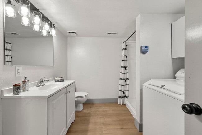 Building Photo - 330 Putnam Dr