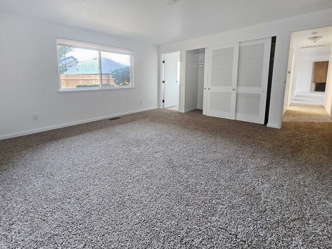 Building Photo - 9032 SW Monterey Pl