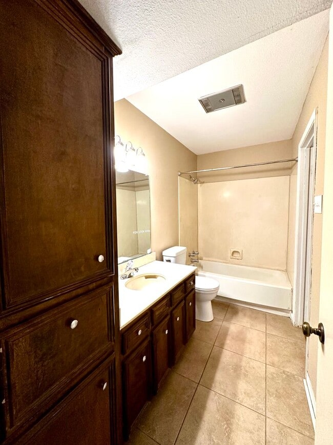 Building Photo - 2BR 2BA Townhome w/ Loft LSU AREA