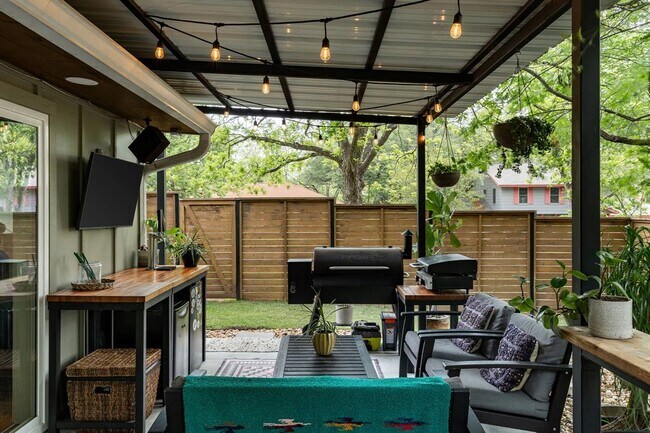 Building Photo - 9101 Heatherwood Dr