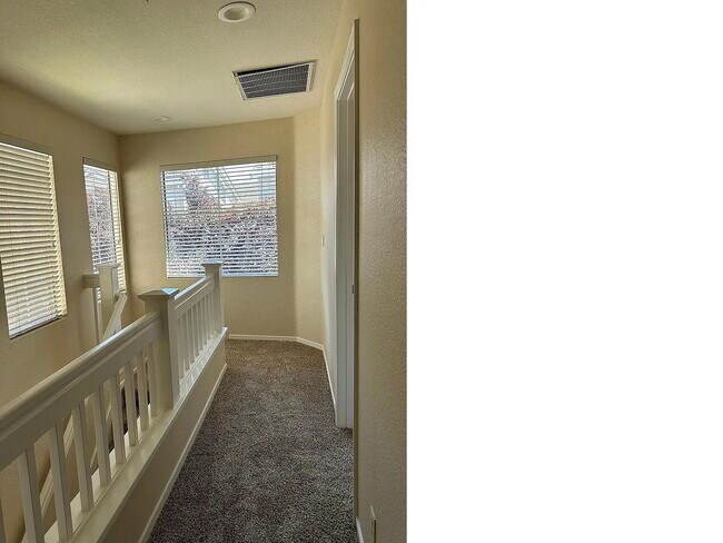 Building Photo - Beautiful End-Unit Townhome in Desirable S...