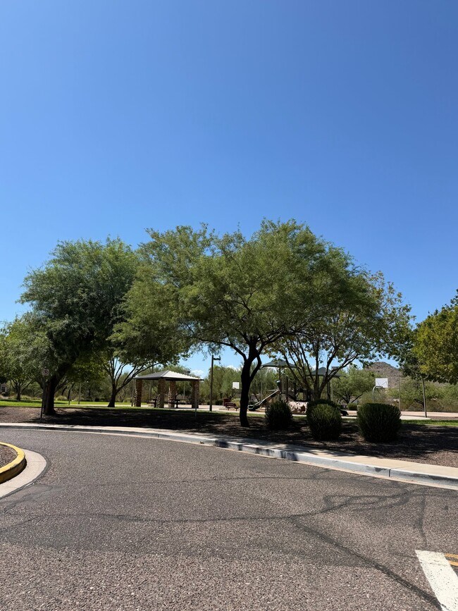 Building Photo - 2741 E Quiet Hollow Ln