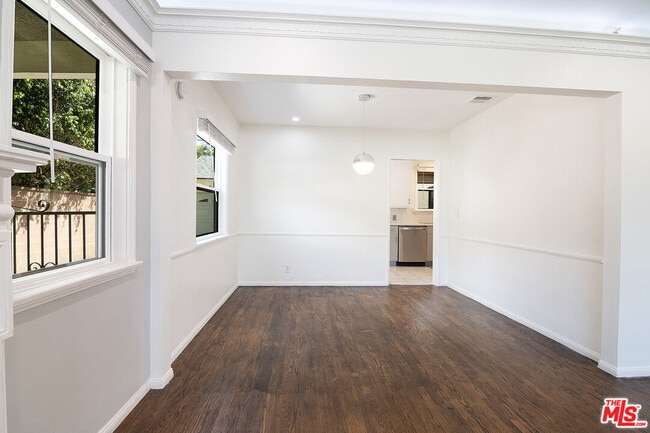 Building Photo - 414 University Ave