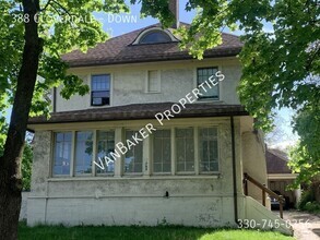 Building Photo - 388 Cloverdale-Down