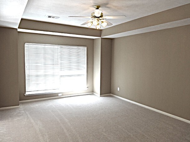 Building Photo - 15303 Baber Ct