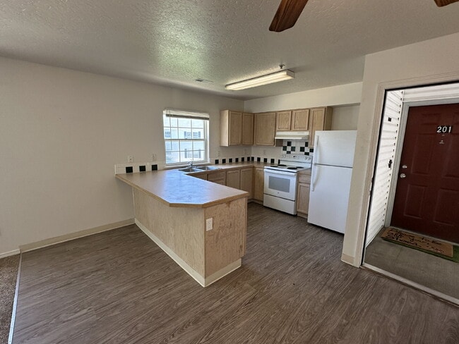 Building Photo - Upper Level 2 Bed 1 Bath Apartment