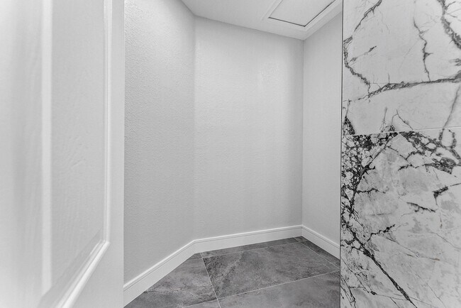 Building Photo - 3006 Waterside Cir