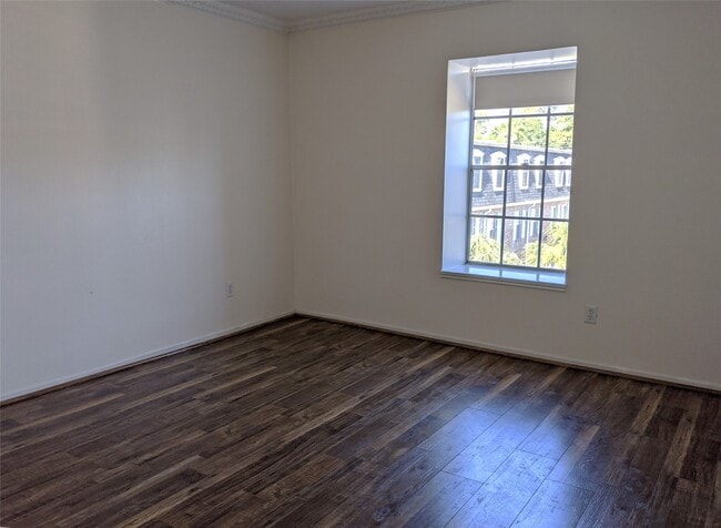 Building Photo - 361 N Post Oak Ln