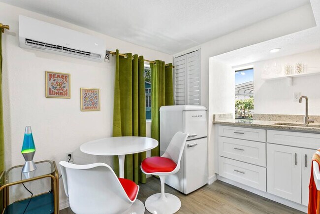 Building Photo - 5708 N Suwanee Ave