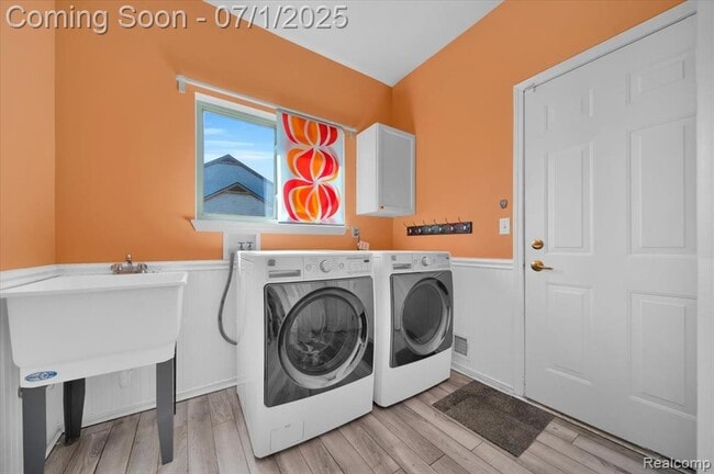 Building Photo - 2565 River Woods Dr N