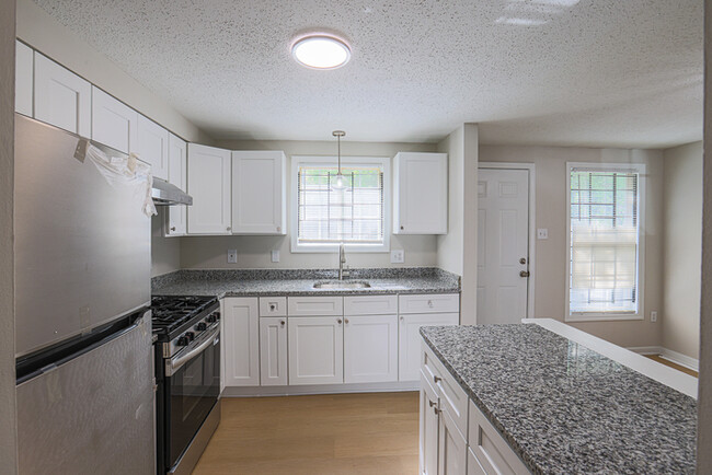 Building Photo - Beautiful 3 Bedroom Home with 2.5 Bathrooms