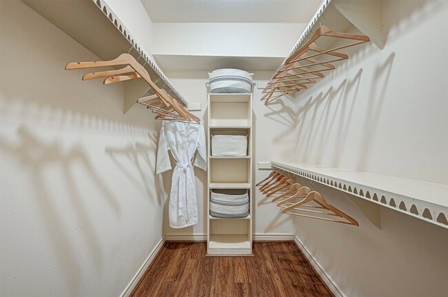 Building Photo - 482 N Post Oak Ln