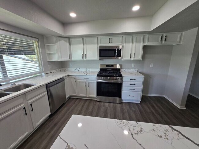 Building Photo - Hilltop 3 Bedroom, 2 Bath, 2 Car Garage Pr...