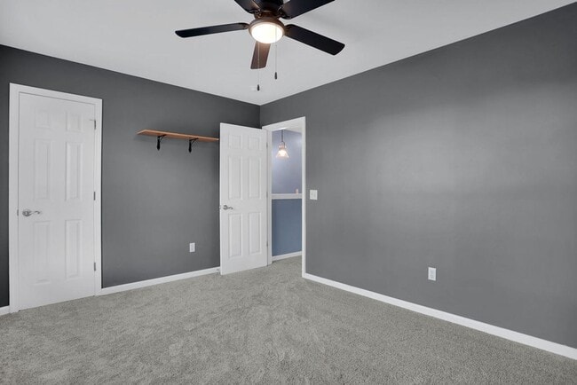 Building Photo - 3 bedroom 2 1/2 bath with loft