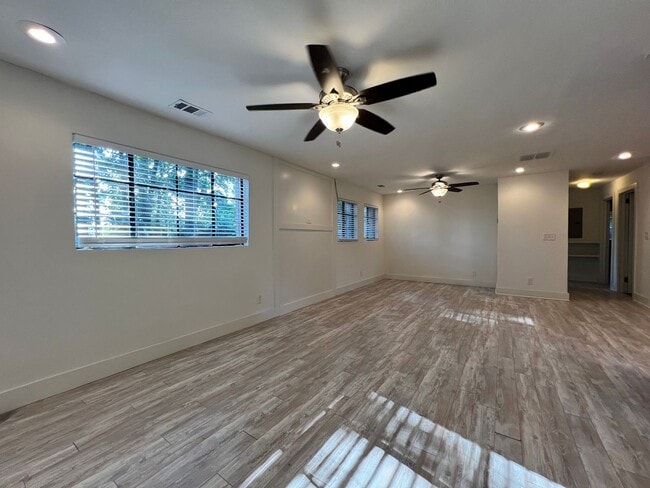 Building Photo - 3 Bed | 2 Bath Single Family Home