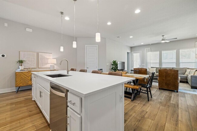 Building Photo - 708 Pinnacle Dr