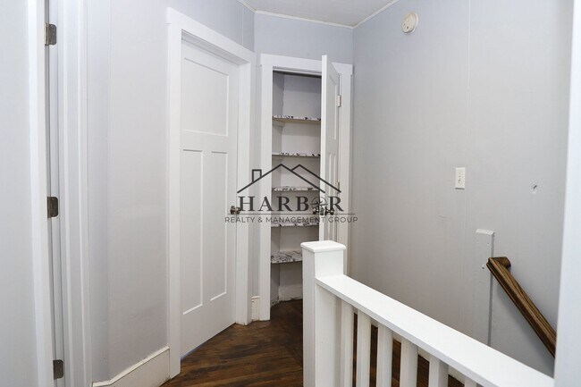 Building Photo - 11th Avenue NE Duplex