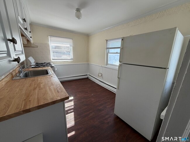 Building Photo - 61 Van Zant St