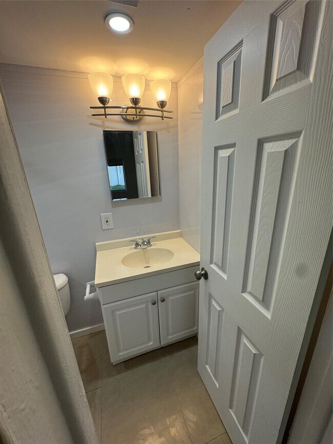 Building Photo - 151 SE 6th Ave