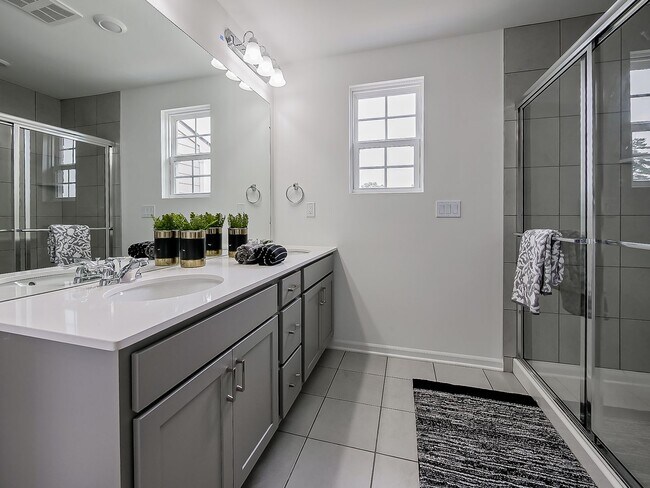 Building Photo - AVAILABLE NOW! Modern Comfort Meets Everyd...