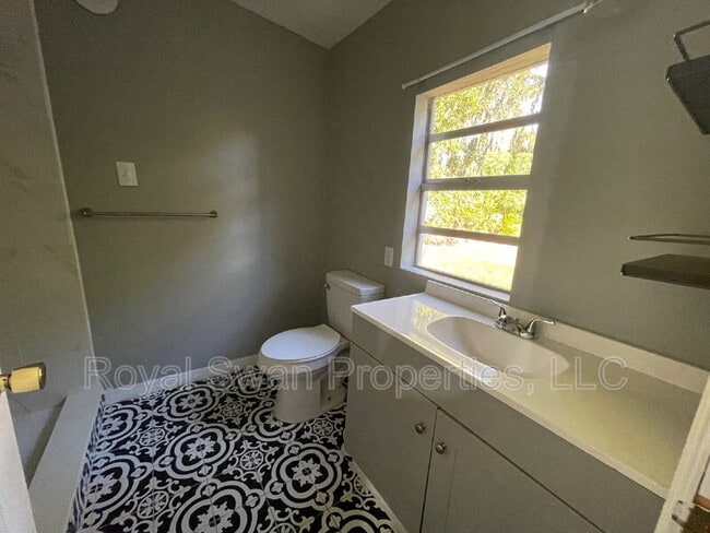 Building Photo - 924 Vistabula St