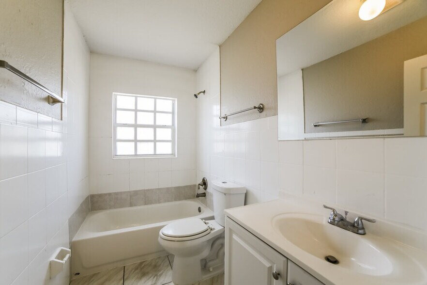 Building Photo - 521 SW 11th Dr