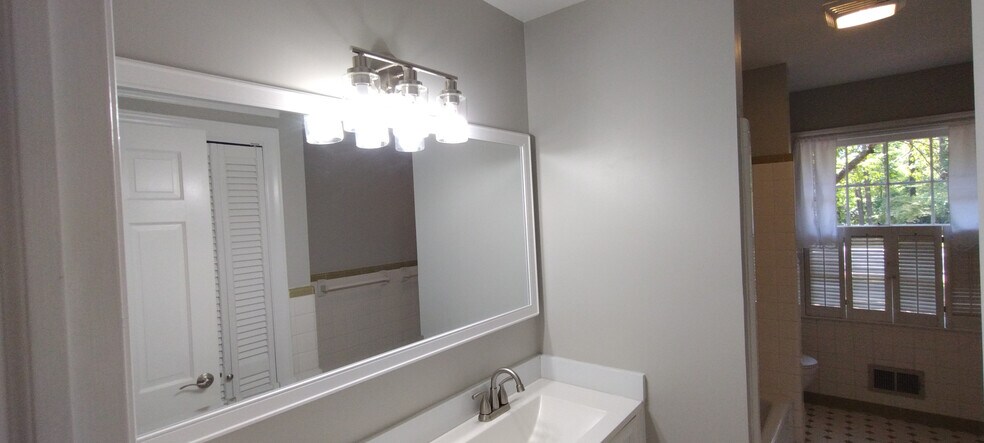 Building Photo - Room in House on Joyner Pl