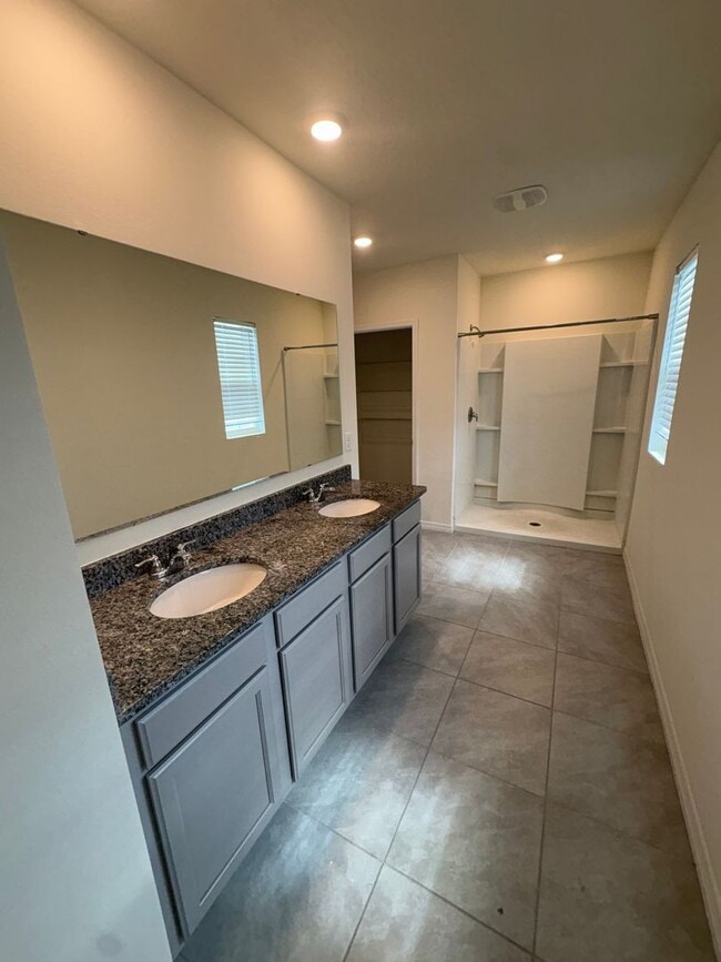 Building Photo - 4 Bed 2.5 Bath Mt Dora Home - Solar Energy!