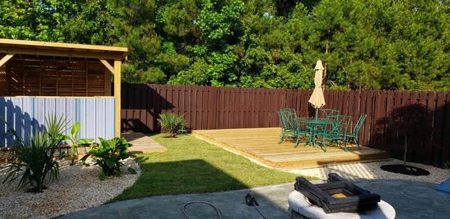 Building Photo - Beautiful Townhome with BEACH Convenience!