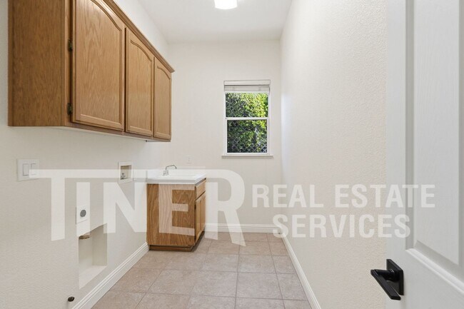 Building Photo - 4616 Gatwick Way