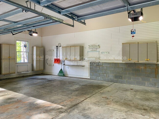 Building Photo - 411 Hogan Woods Cir