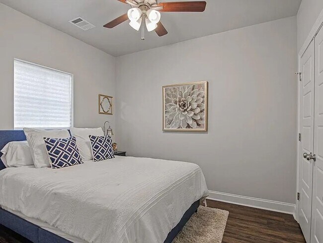 Building Photo - Elegant Furnished Townhouse in StoneLake V...