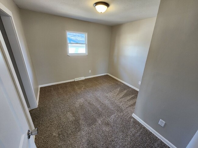 Building Photo - Spacious 3-Bedroom, 1-Bathroom Home AVAILABLE NOW!!