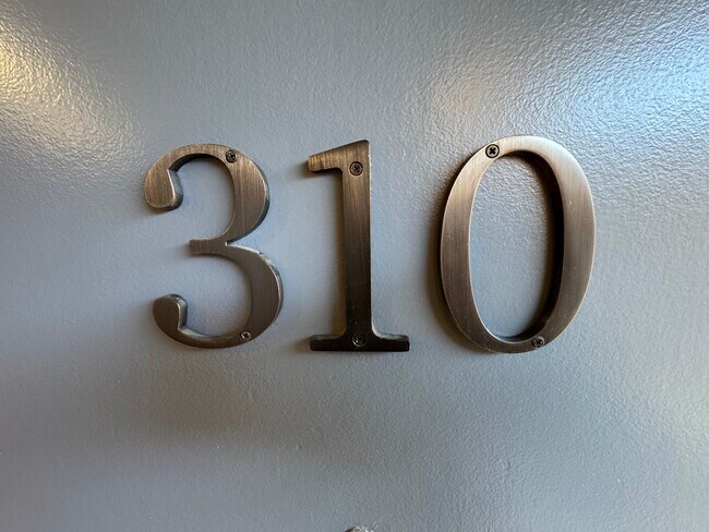 Building Photo - 5333 Russell Ave