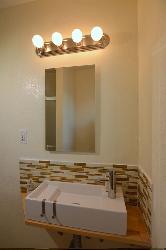 Building Photo - Kensington_Upper level Spacious 1Bed 1Bath reserved parking