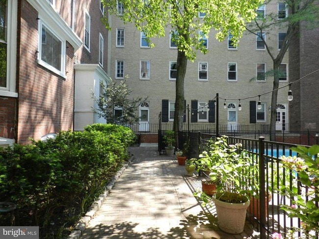 Building Photo - 1008-20 Spruce St